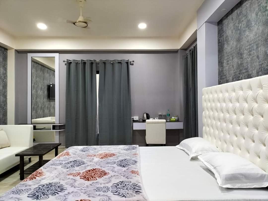 Radiant Club & Resort Imphal Buitenkant foto