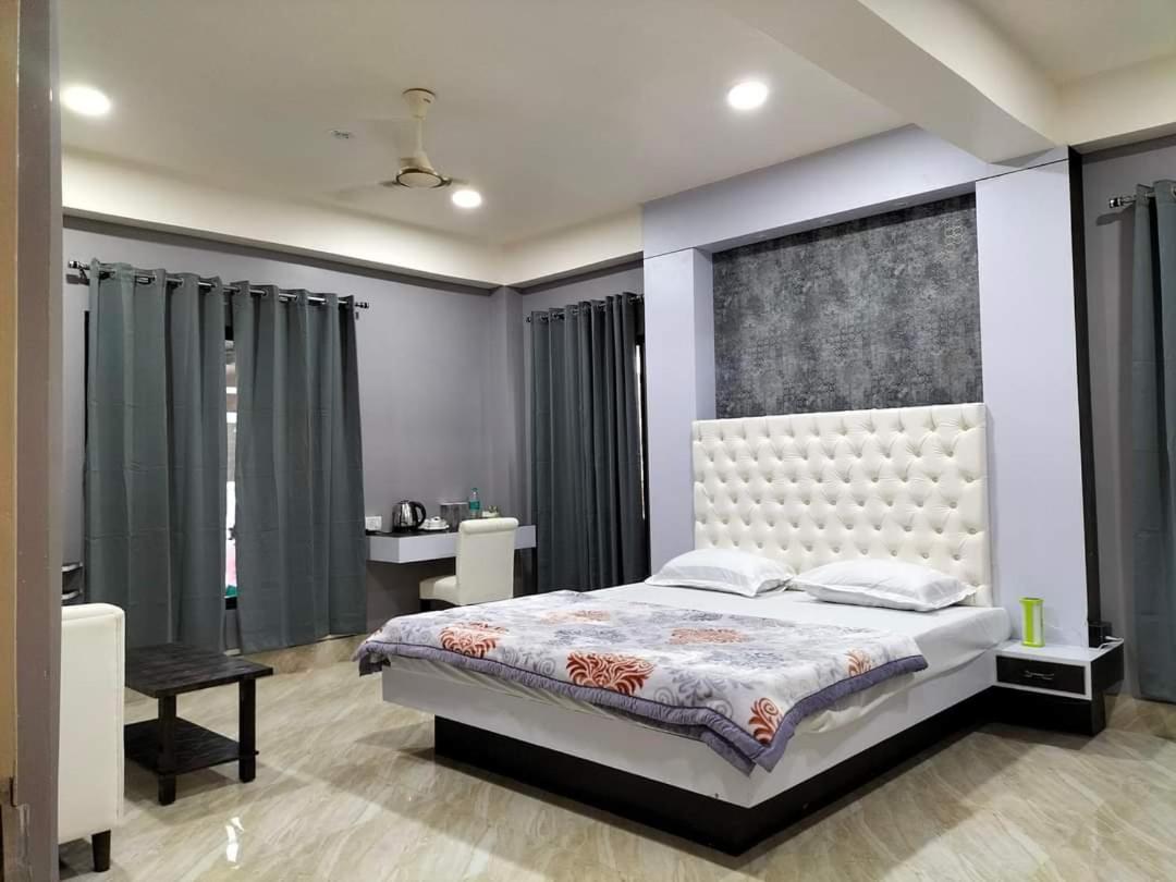 Radiant Club & Resort Imphal Buitenkant foto